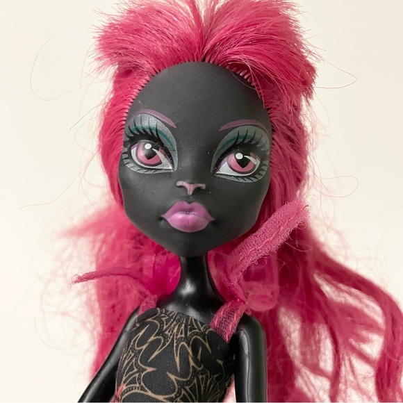 Monster High Catty Noir Doll - Picture 15 of 16
